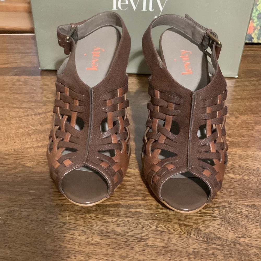 LEVITY SANDAL SIZE 7.5 NWB